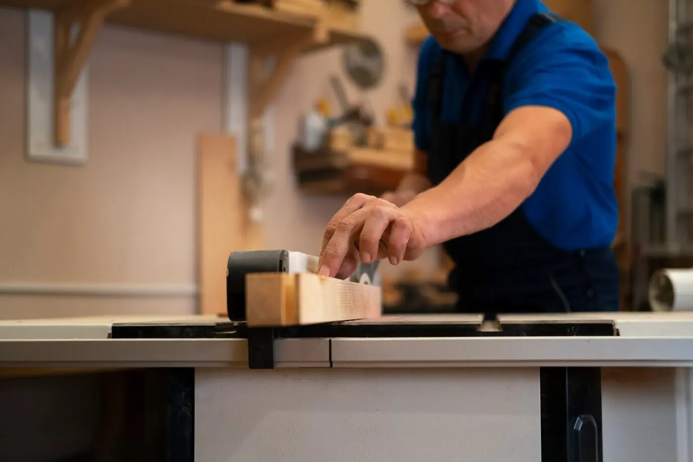Trabajador de la madera en su taller, utilizando herramientas y equipo.