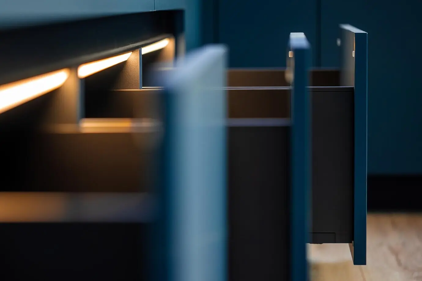 Cocina limpia con iluminación cálida y secciones paralelas